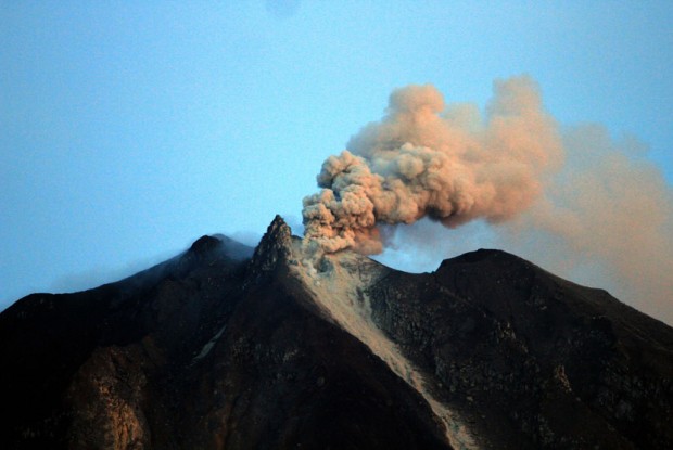 Aktivitas Gunung Sinabung yang masih menyemburkan debu vulkanik dilihat dari Desa Tiga Pancur, Karo, Sumut, Kamis (7/11).