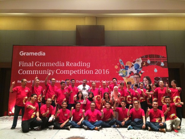 Pemenang Gramedia Reading Community Competition 2016 05 foto bareng finalis dan panitia Gramedia